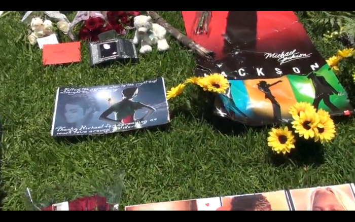 Fãs decoram túmulo de Michael Jackson com 10 mil rosas