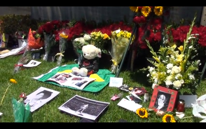 Fãs decoram túmulo de Michael Jackson com 10 mil rosas