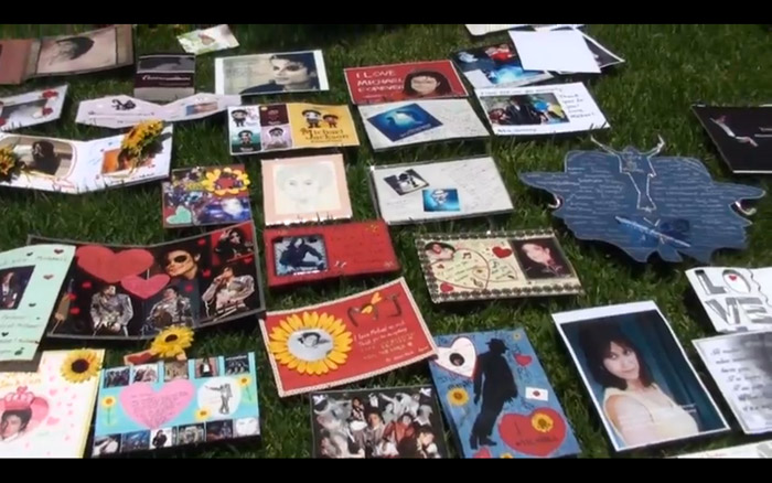 Fãs decoram túmulo de Michael Jackson com 10 mil rosas
