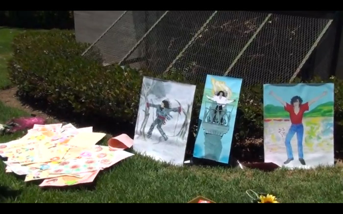 Fãs decoram túmulo de Michael Jackson com 10 mil rosas