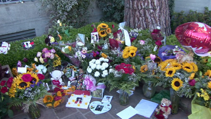 Fãs decoram túmulo de Michael Jackson com 10 mil rosas