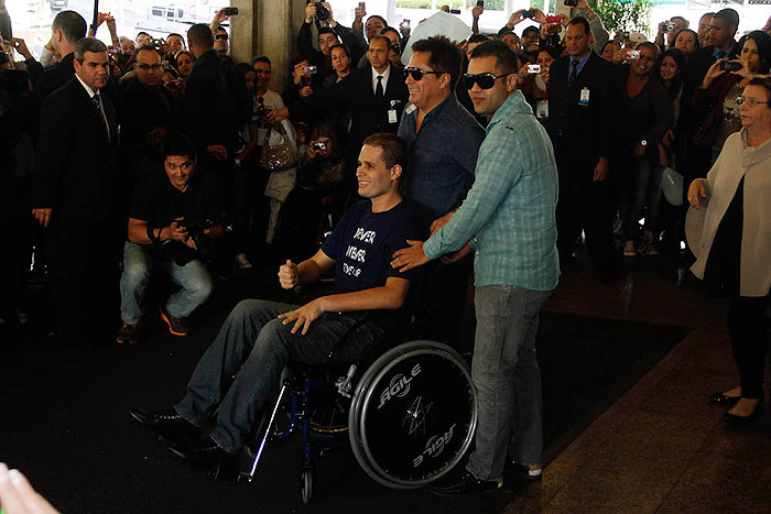 Pedro saiu em uma cadeira de rodas.
