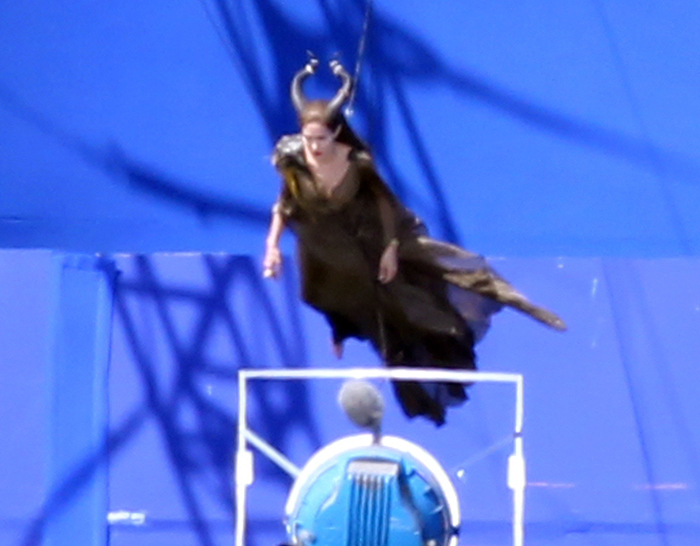 Angelina dispensa dublê e é suspensa por cabos para rodar cena de Malévola