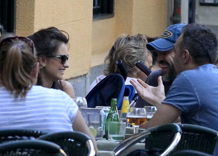 Penélope Cruz e Javier Bardem almoçam em clima de romance, em Madrid