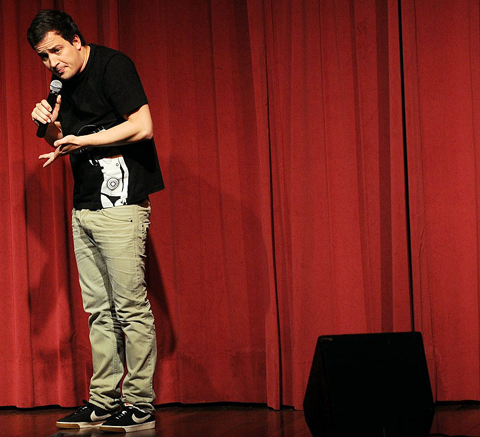 Rafael Cortez faz a 100ª apresentação de seu standup. Veja as fotos