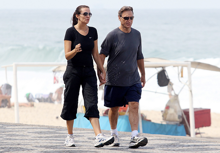 Herson Capri caminha de mãos dadas com a mulher no calçadão
