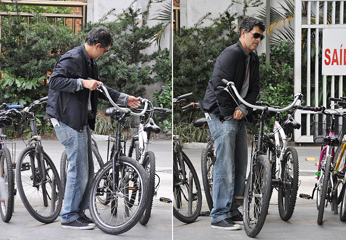 Eduardo Moscovis chega a shopping de bicicleta