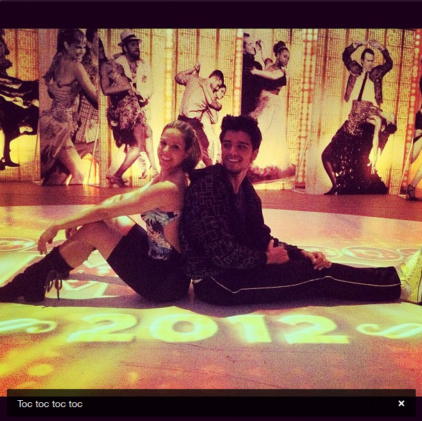 Rodrigo Simas publica foto com bailarina