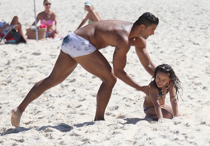 Gustavo Salyer encontra filha na praia após exame de DNA