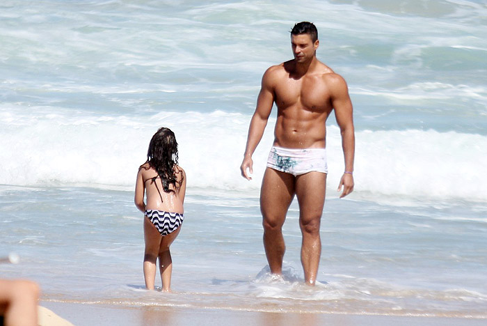 Gustavo Salyer encontra filha na praia após exame de DNA