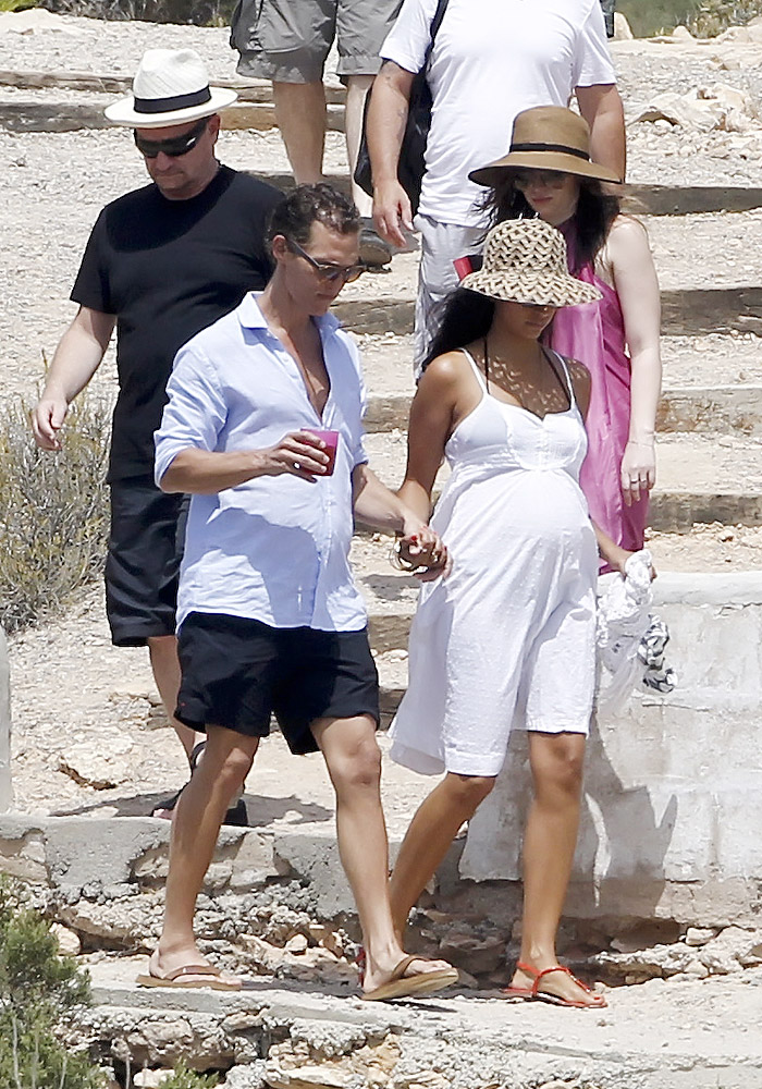 Camila Alves e Matthew McConaughey curtem o iate de Bono, em Ibiza