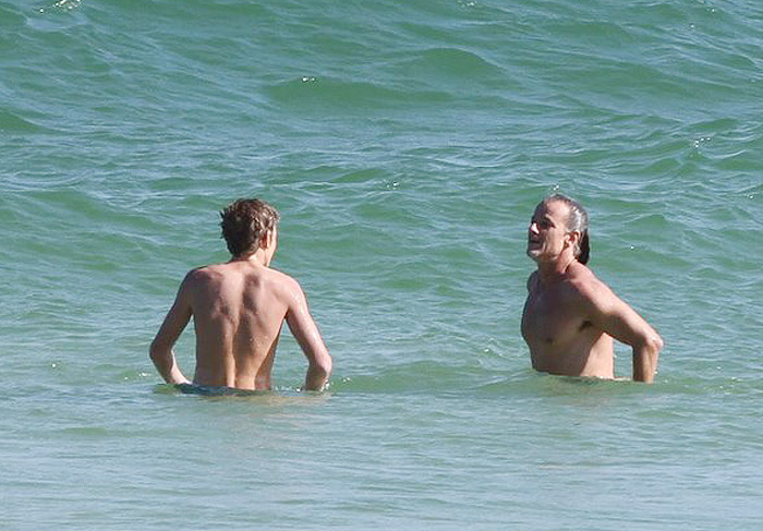 Marcello Novaes pega praia com o filho, Pedro