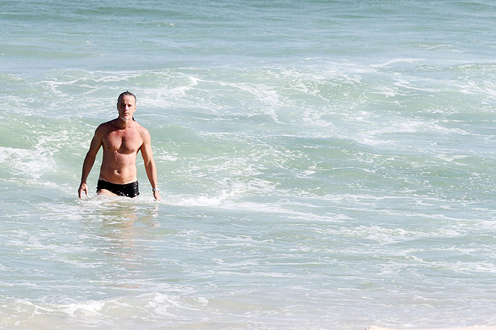 Marcello Novaes pega praia com o filho, Pedro