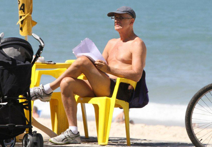 Marcos Caruso estuda texto de Avenida Brasil na praia