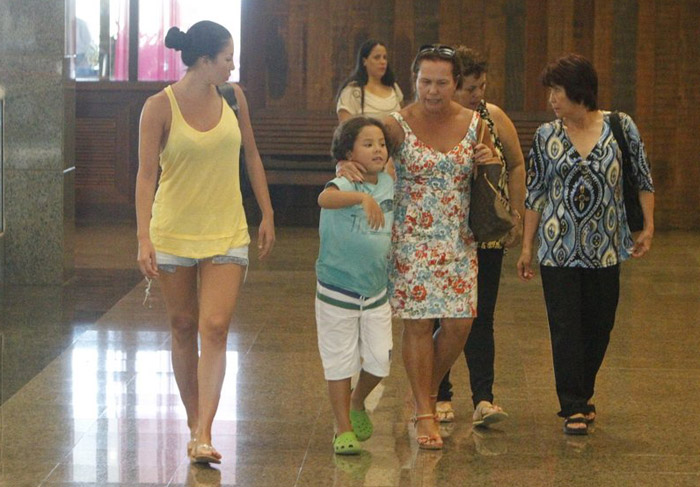  Filho de Ronaldo passeia com a mãe pelo shopping