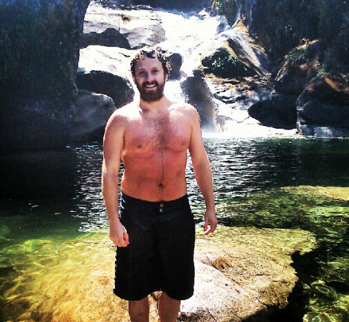 Sergio Hondjakoff aparece irreconhecível em foto