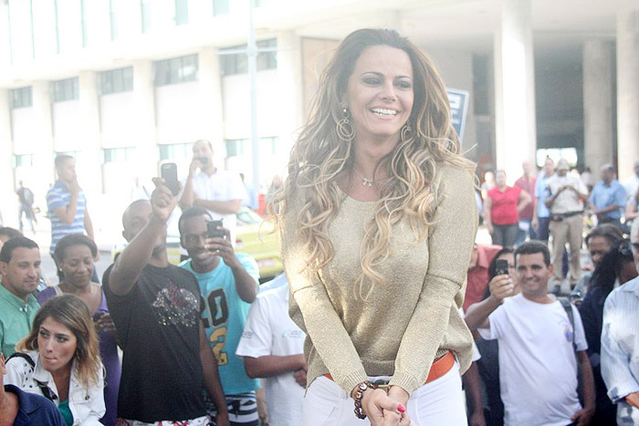 Bastante assediada, Viviane Araújo distribui sorrisos no Aeroporto