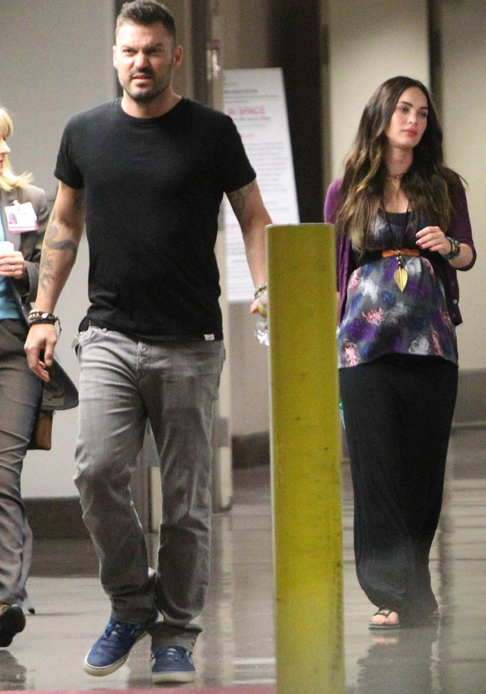 Grávida, Megan Fox deixa hospital ao lado do marido