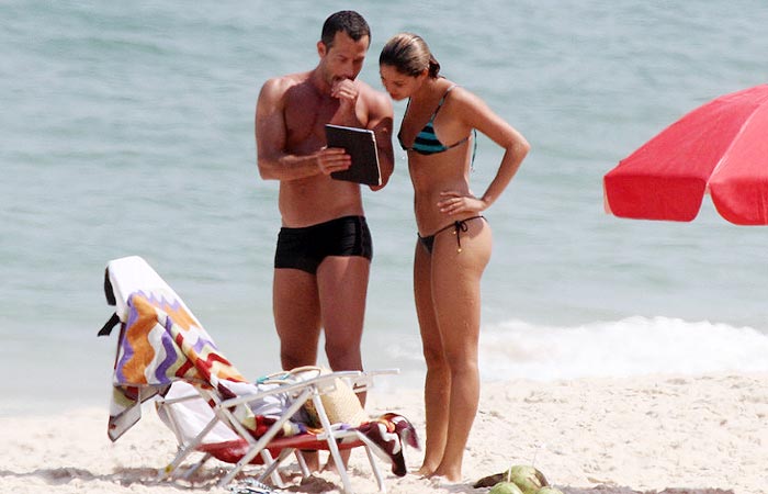 Malvino Salvador e Sophie Charlotte se beijam na praia