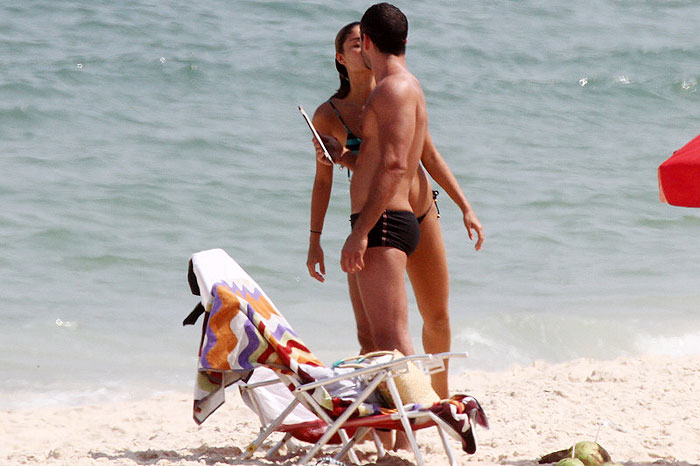  Malvino Salvador e Sophie Charlotte se beijam na praia