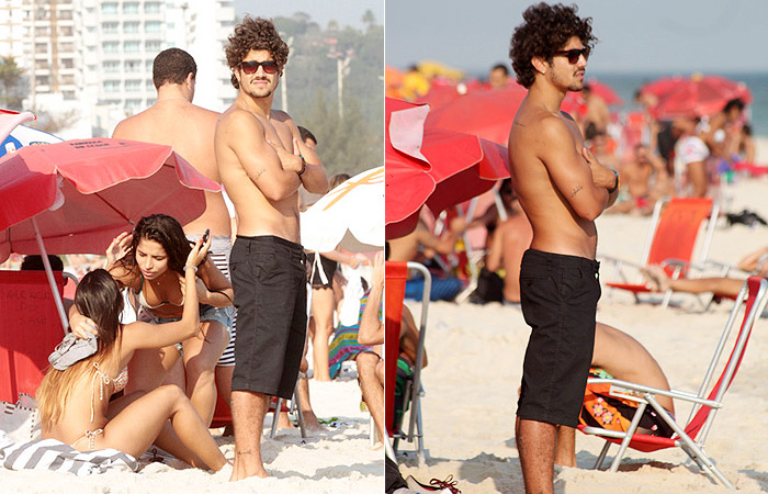 Caio Castro curte o dia com amigos em praia no Rio de Janeiro