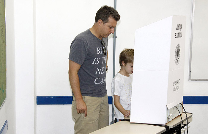 Joaquim vota com o pai, Luciano Huck