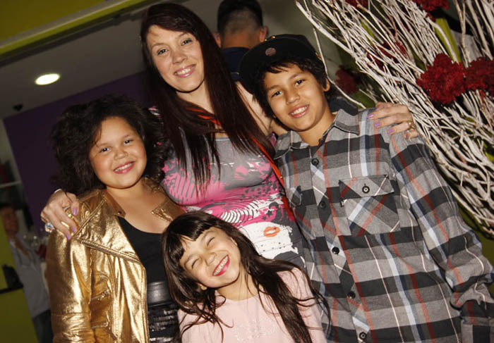 Simony e os filhos na festa de Stefany Vaz