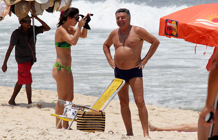 Glenda Kozlowski encontra Arnaldo Cezar Coelho em praia carioca