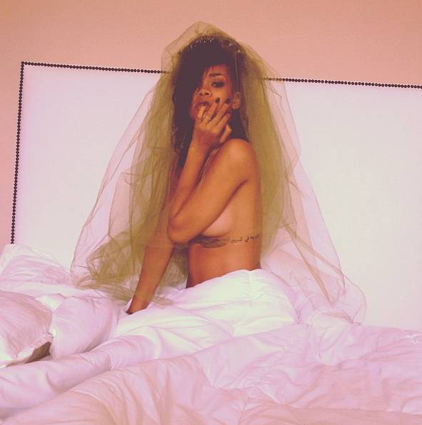 Chris Brown fotografa Rihanna na cama de um quarto de hotel 