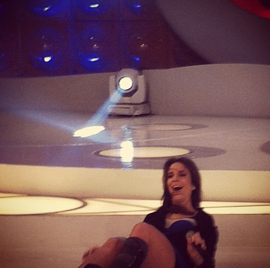 Ivete Sangalo leva tombo durante gravação de programa no SBT
