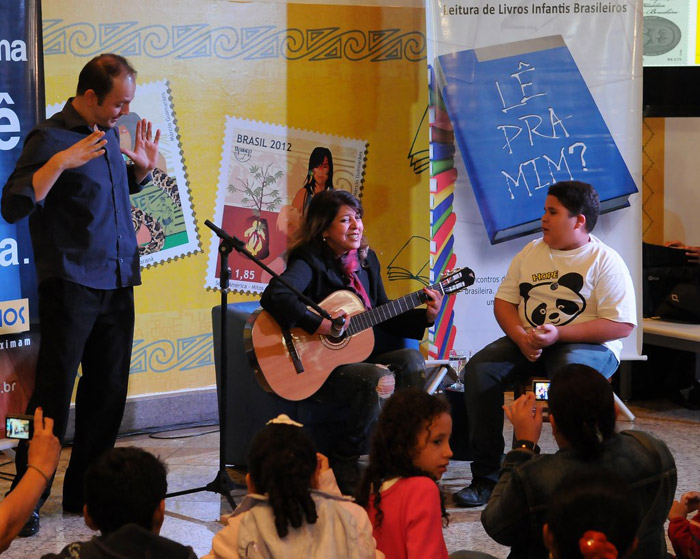 Roberta Miranda conta estória e canta para crianças em São Paulo