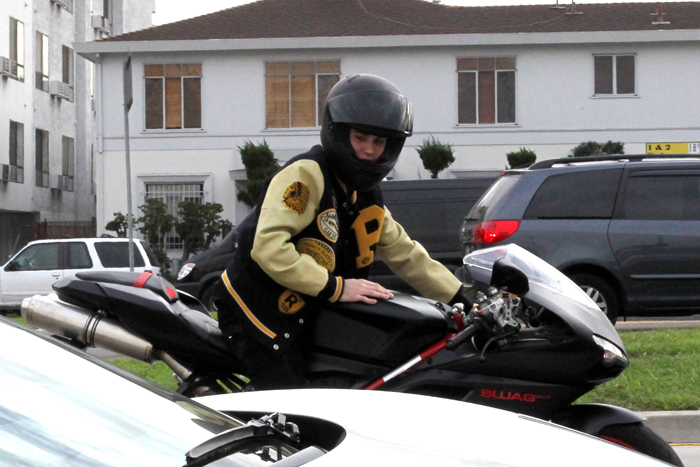  Após ser multado, Justin Bieber pilota sua moto por Los Angeles