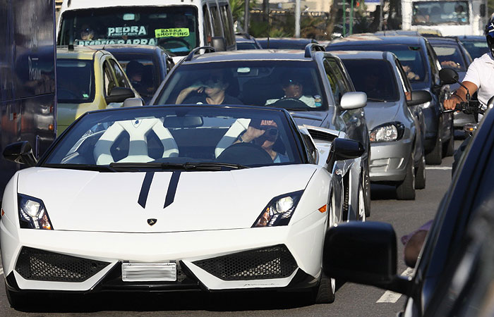 Roberto Carlos curte sua Lamborghini branca e preta pelo Leblon 