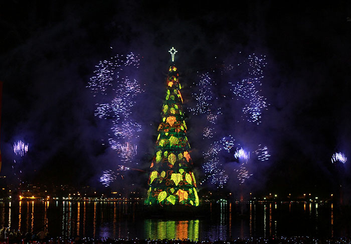 Inauguração da 17ª edição da Árvore de Natal da Lagoa reúne famosos com shows de Simone e Emílio Santiago