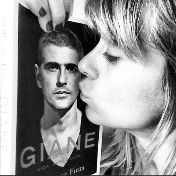 Carolina Dieckmann beija capa do livro de Reynaldo Gianecchini