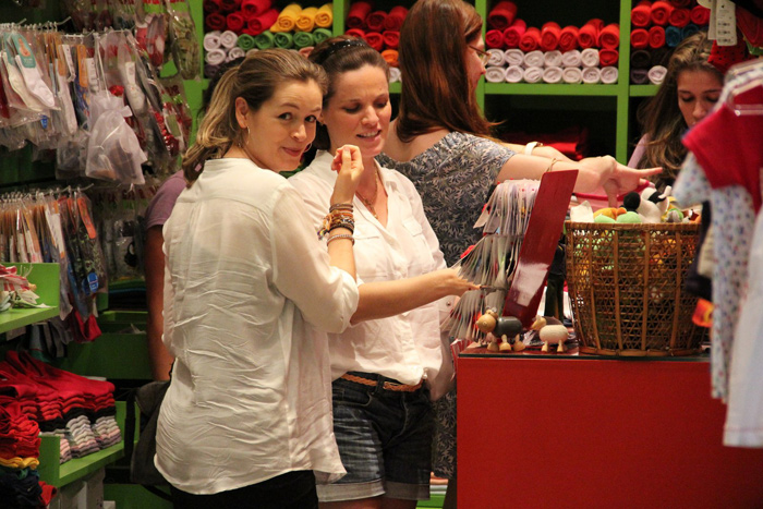 Bianca Castanho e Bruna Di Tullio fazem compras em loja para bebê