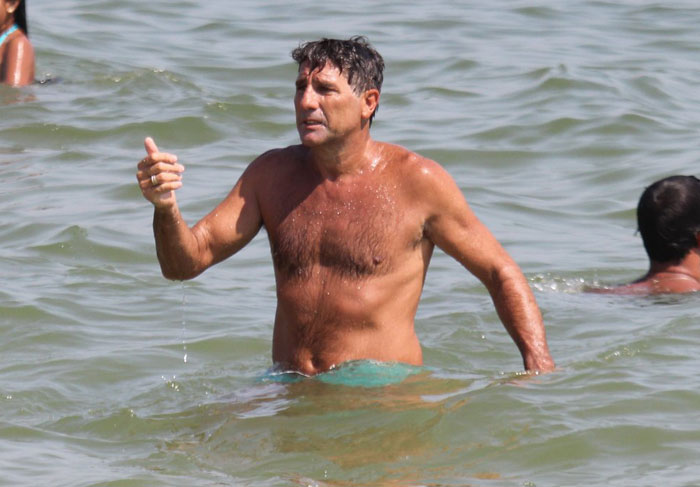 Renato Gaúcho passeia pela praia de mãos dadas com a filha Carolina