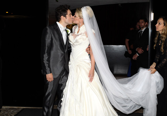 Fernando e Mikelly se beijam após casados