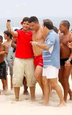 Ronaldo Fenômeno curte praia e futevôlei no Leblon