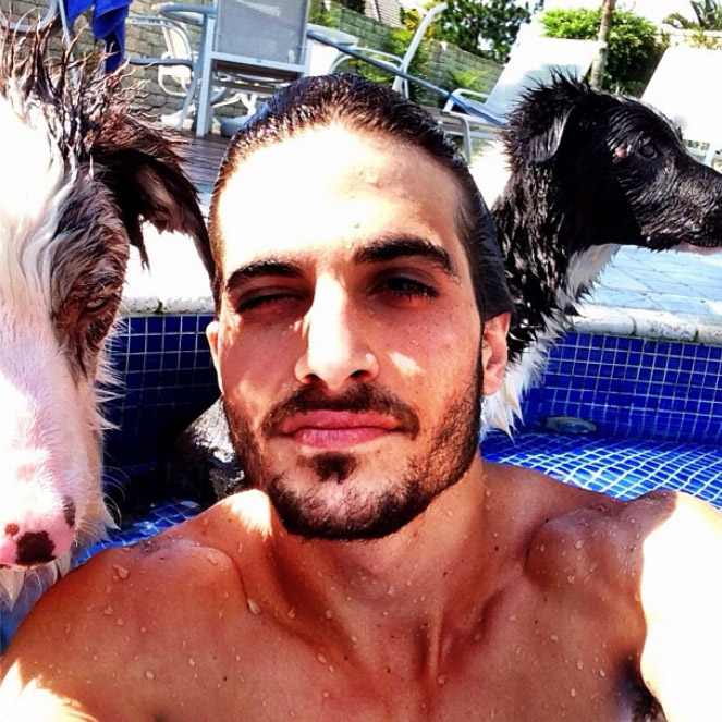 Fiuk se despede das férias na piscina, com seus cães