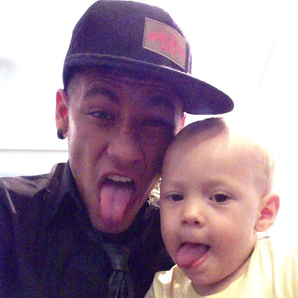 Neymar e o filho mostram a língua em foto