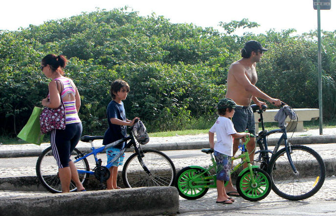 Domingos Montagner pedala com os filhos no Rio de Janeiro