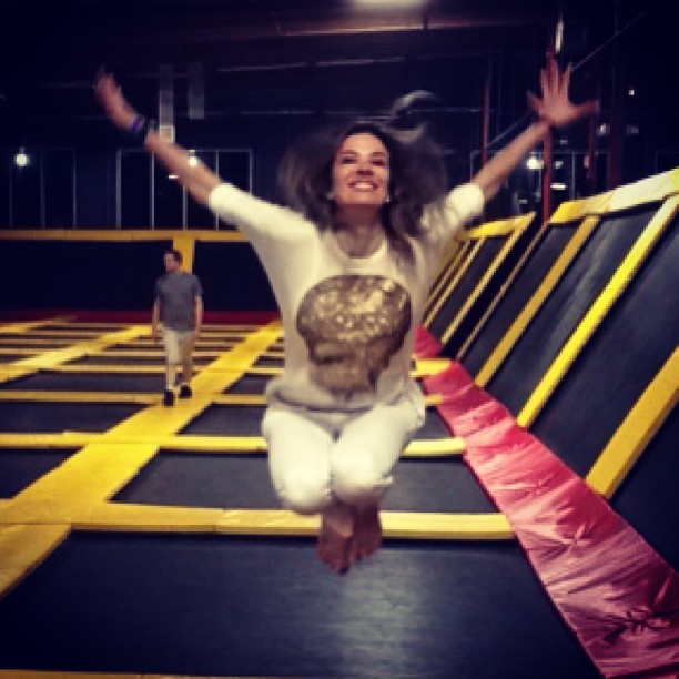 Luciana Gimenez volta a ser criança em trampolim