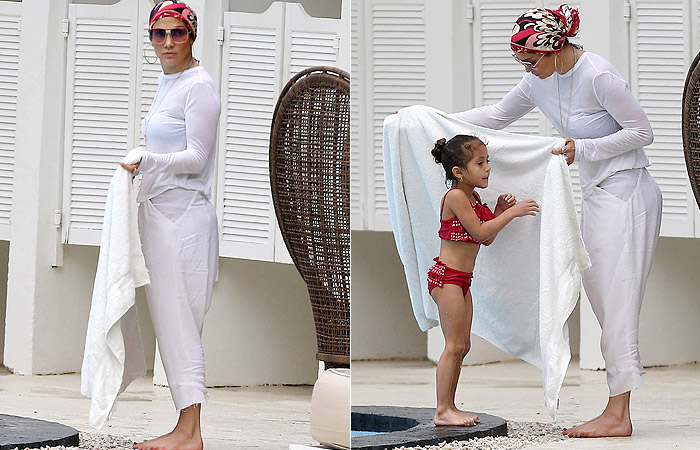 Vestida, Jennifer Lopez curte piscina com os filhos