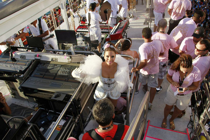 Ivete Sangalo tira onda de Maria Antonieta no agito do Barra/Ondina