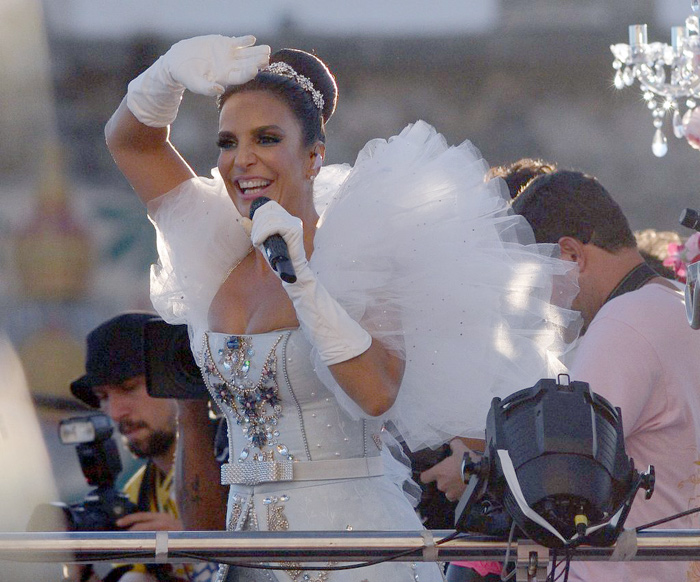 Ivete Sangalo tira onda de Maria Antonieta no agito do Barra/Ondina