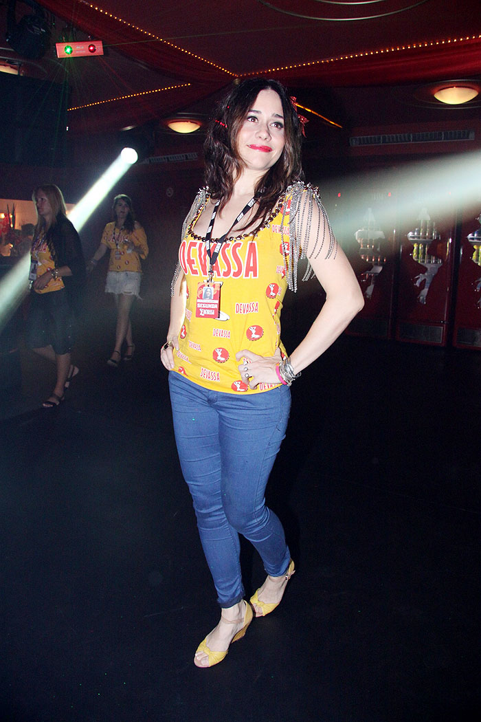 Alessandra Negrini chega de mãos dadas, com novo namorado, em camarote