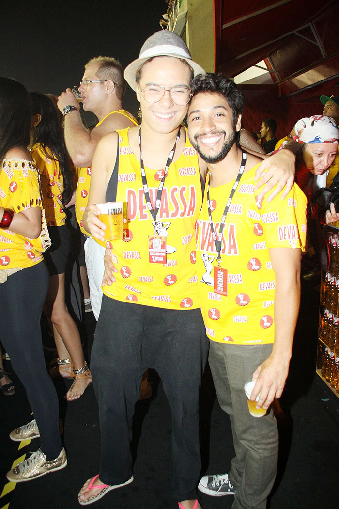 Alessandra Negrini chega de mãos dadas, com novo namorado, em camarote