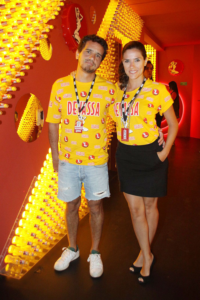 Alessandra Negrini chega de mãos dadas, com novo namorado, em camarote