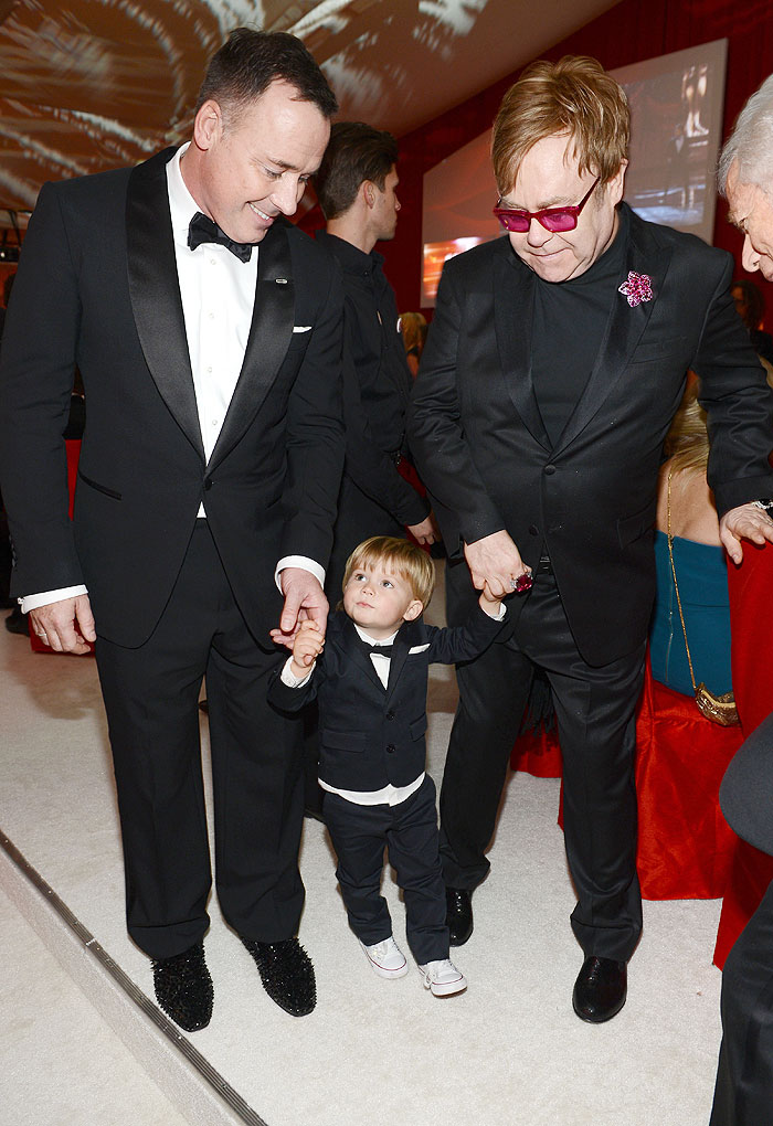 David Furnish e Elton John aparecem com o filho mais velho, Zachary